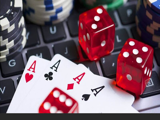 Luôn chú ý quan sát đối thủ khi chơi bài